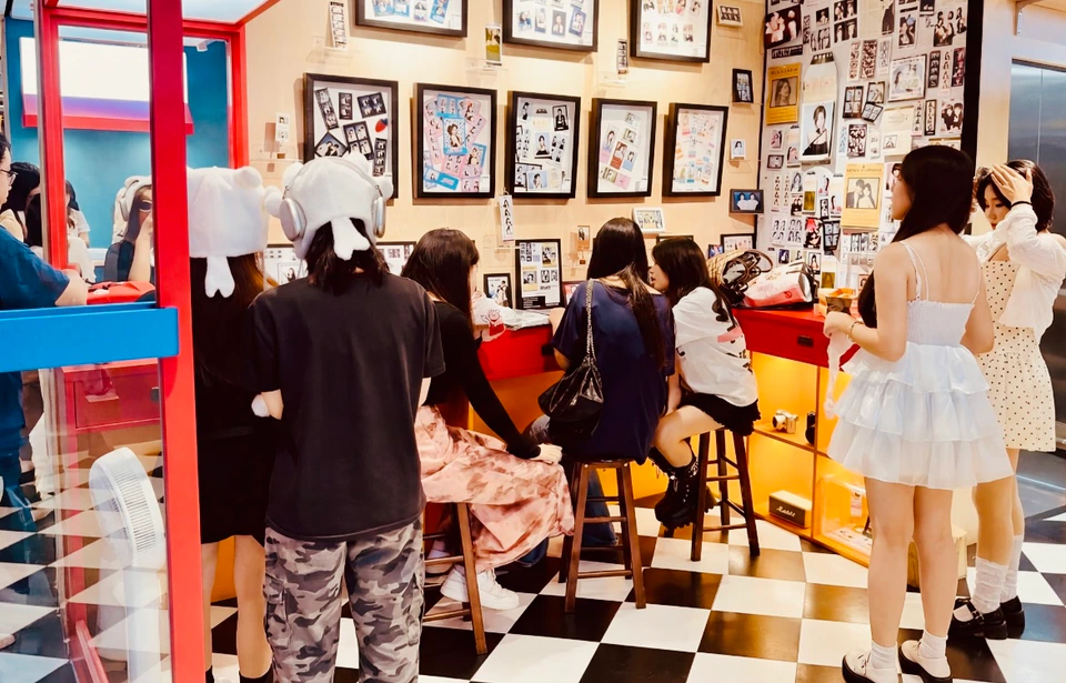 顾客在自拍门店体验拍摄和照片周边服务