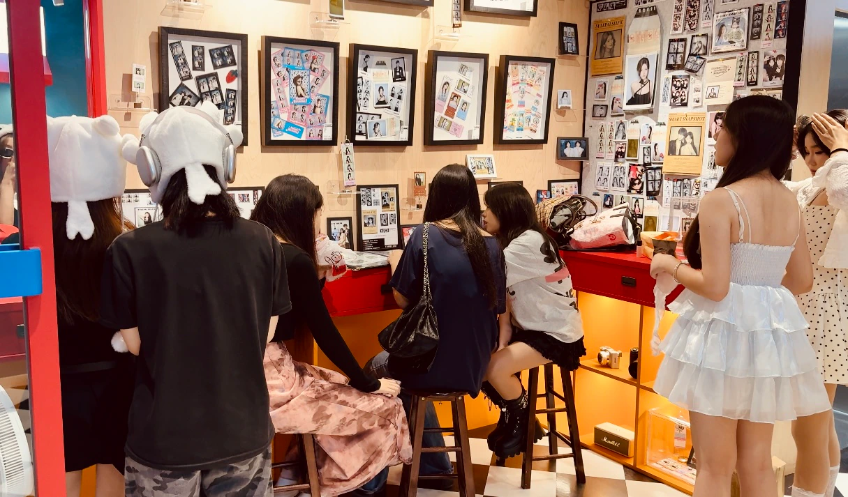 顾客在门店周边制作区挑选照片并完成制作