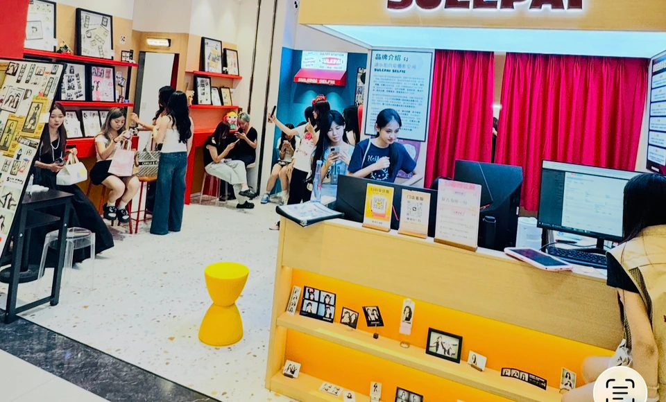 自拍馆门店内的年轻顾客